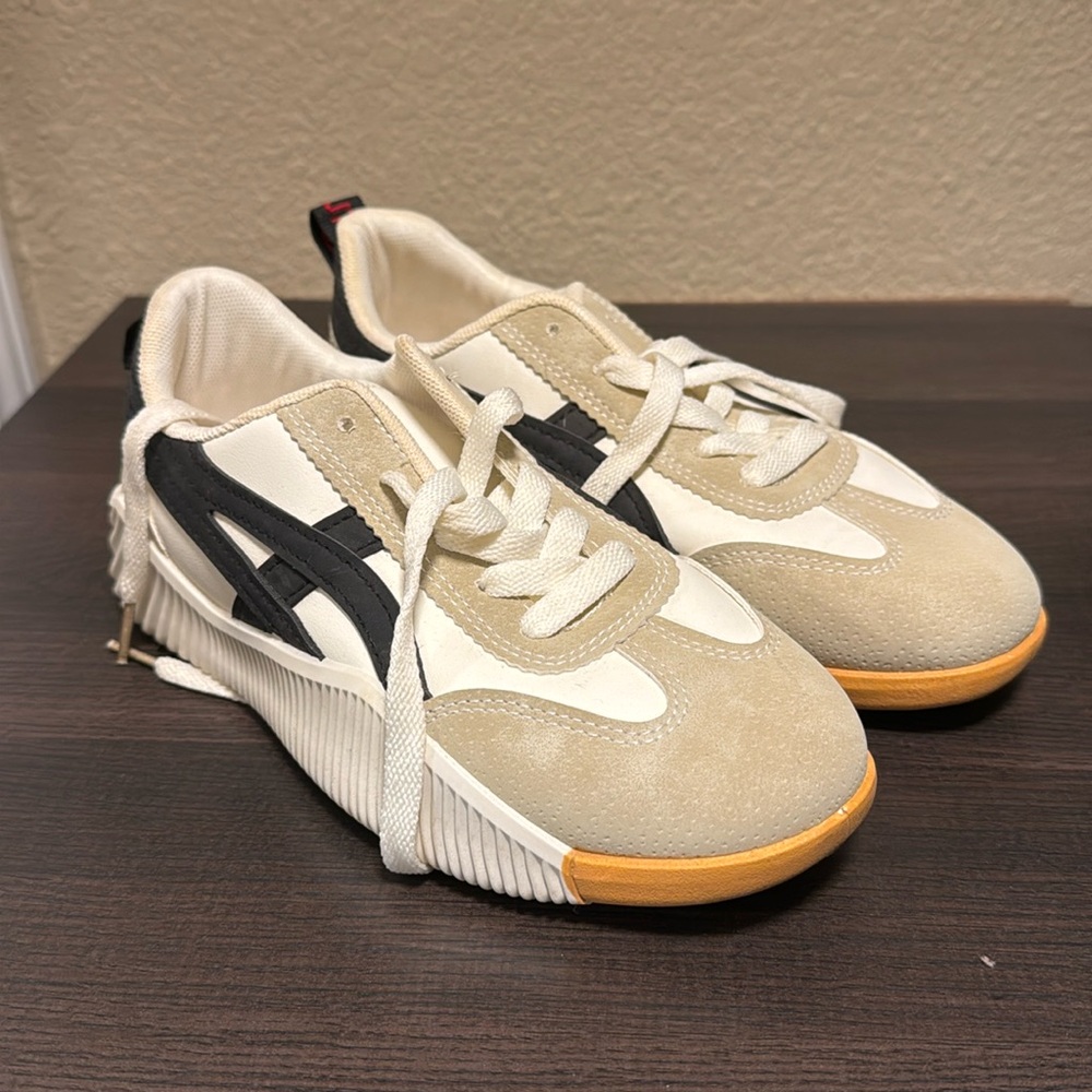 Women’s sneakers size 5